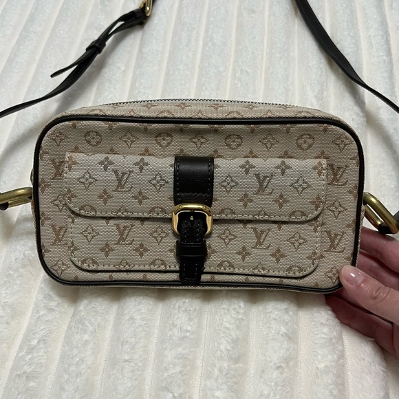 Louis Vuitton Beige and Brown Monogram Shoulder Bag - Picture 2 of 11